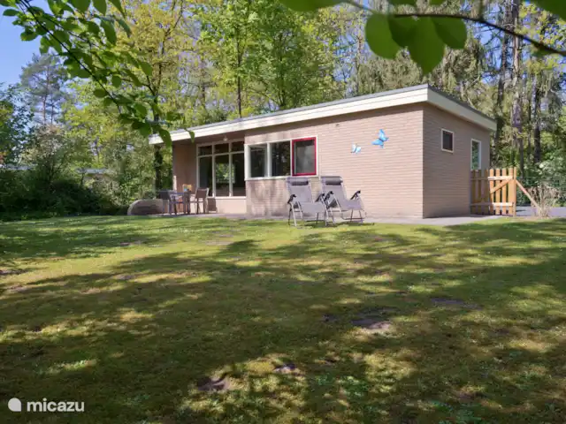 De royale, volledig omheinde tuin met toegangspoort en heerlijke ligstoelen voor een echte siësta